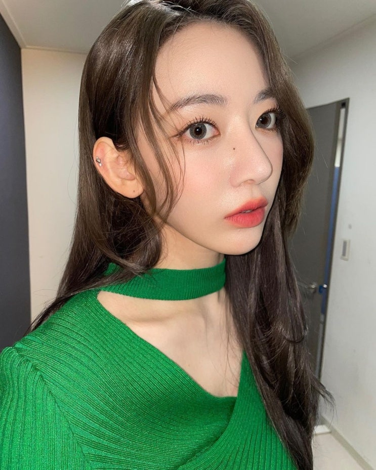 르세라핌 사쿠라, 다채로운 칼라의 무대 의상 입고 리즈 미모 갱신...'피어리스' 음방 1위 르세라핌 사쿠라, 다채로운 칼라의 무대 의상 입고 리즈 미모 갱신...'피어리스' 음방 1위