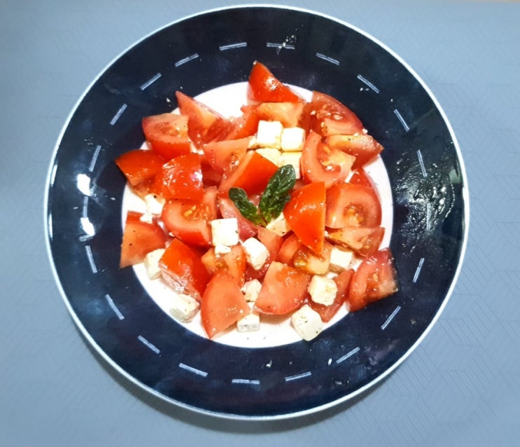  토마토치즈샐러드 가볍게 만들었어요~ (2022.05.17)