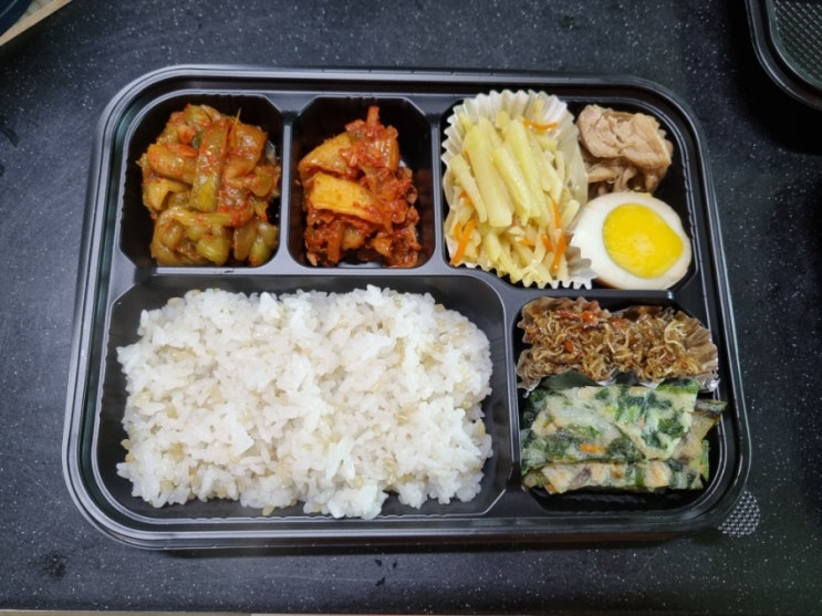  농사철 밭에서 먹는 점심식사 도시락배달