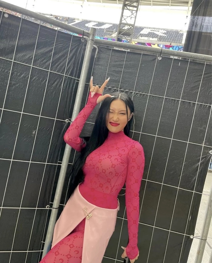 마마무 화사, 눈을 의심케 하는 '전신 시스루 타이츠' 파격적인 패션...과감한 전신 사진 마마무 화사, 눈을 의심케 하는 '전신 시스루 타이츠' 파격적인 패션...과감한 전신 사진