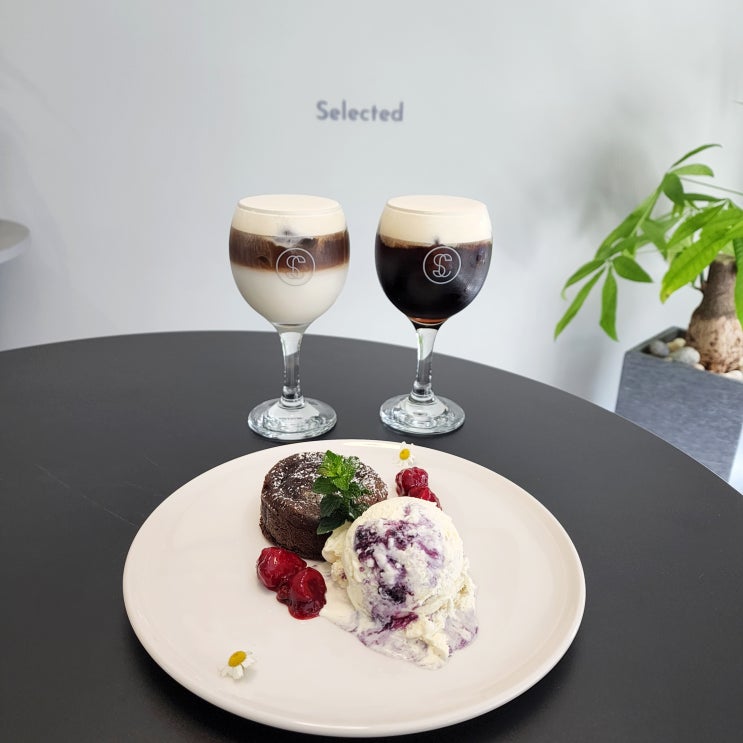  [마포구 망원동, 망원역] 쇼콜라 디저트+커피 맛집, 인테리어도 예쁜 망리단길 카페 추천 셀렉티드 커피앤스윗츠