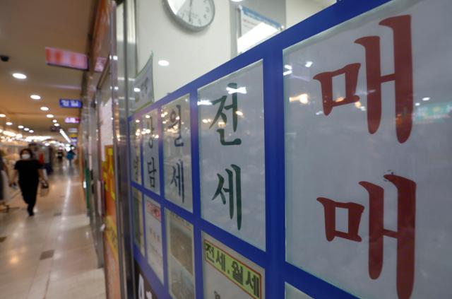 집값 뛸 때 줄줄이 깬 주택연금… 부동산 가라앉자 '문전성시' 집값 뛸 때 줄줄이 깬 주택연금… 부동산 가라앉자 '문전성시'