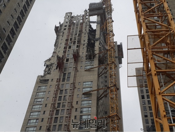 '중대재해법 책임보험' 다시… 손보사 출시 채비 '중대재해법 책임보험' 다시… 손보사 출시 채비