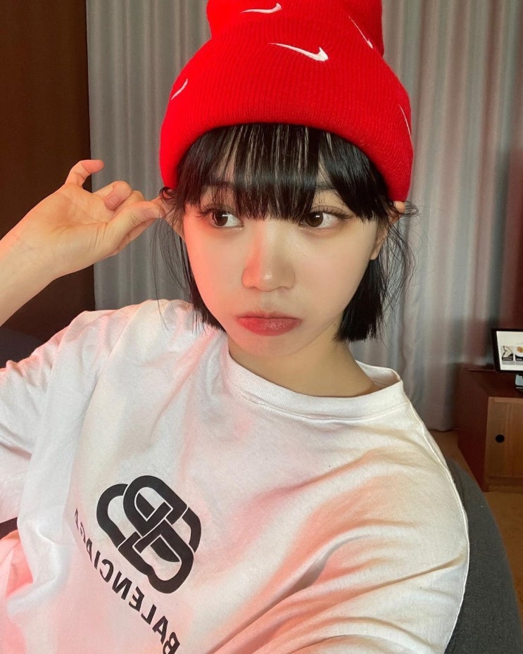 르세라핌 김채원, 빨간색 미니 모자 쓰고 혀를 낼름하는 깜찍 미모 뽐내 르세라핌 김채원, 빨간색 미니 모자 쓰고 혀를 낼름하는 깜찍 미모 뽐내
