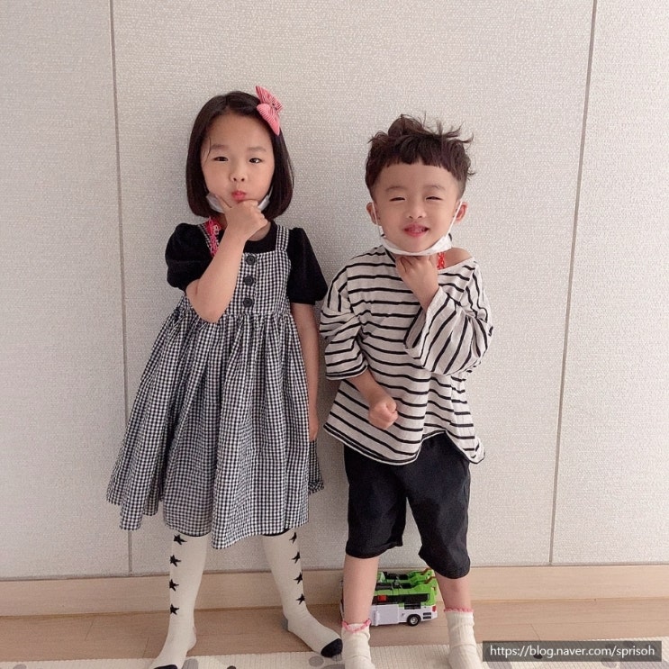  둥이들의 잠옷과 블랙과 스트라이프의 조화 둥이룩