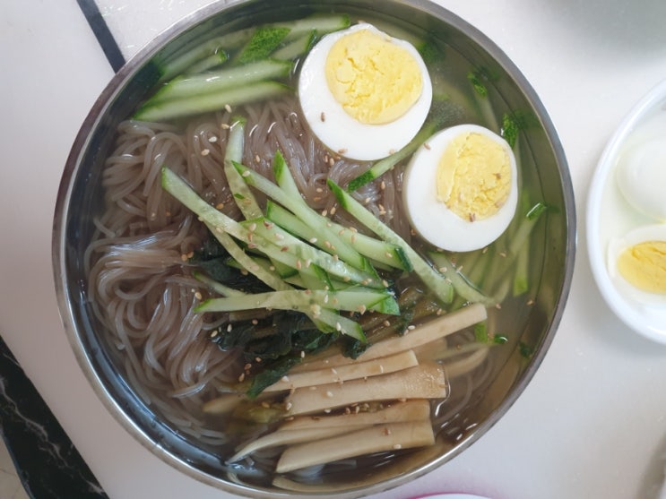  시원한 냉면과 망고