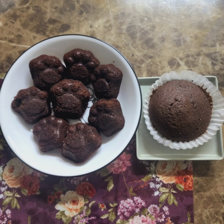  당밀, 갈색설탕, 흰설탕, 소금을 넣고 만든 초코 마들렌은 무슨 맛~?
