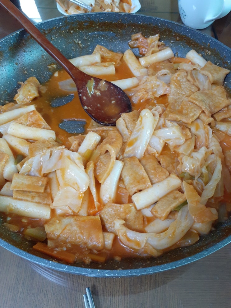  치즈 떡볶이, 마늘쫑볶음, 꽈리고추 멸치볶음
