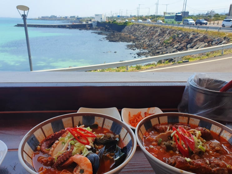  제주시 퐁당라면 - 바다를 보며 먹는 라면집, 해산물 싫어하는 사람은 흑돼지 라면도 있음, 휴양지에 온 느낌