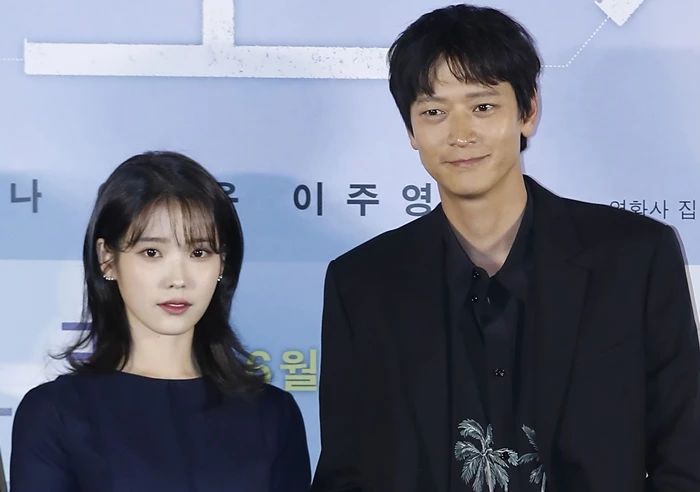 '연중 라이브'에 출연한 아이유, 강동원 외모 칭찬..."의지와 상관없이 계속 눈이 갔다" '연중 라이브'에 출연한 아이유, 강동원 외모 칭찬..."의지와 상관없이 계속 눈이 갔다"