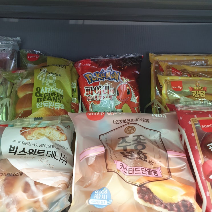  오옹... 근무 중 잠시 들린 편의점에서 초특급 울트라 초희귀 전설의 빵! 포켓몬빵이...!!!