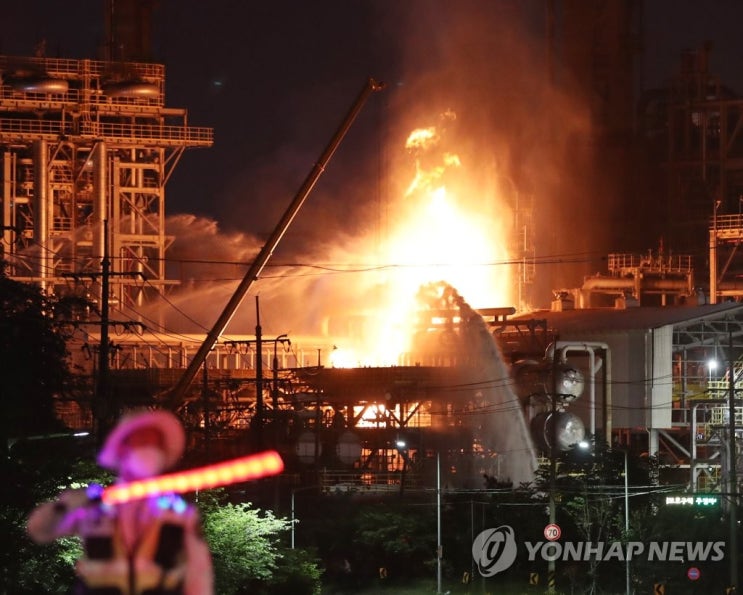 ［<b>속보</b>］<b>울산</b> 에스오일 폭발 <b>화재</b>로 1명 사망, 9명 중경상... 