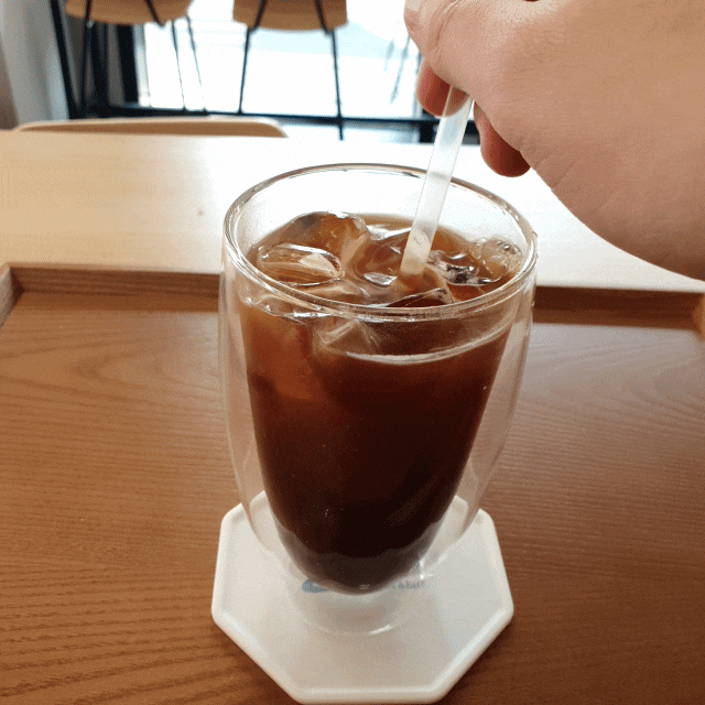  광교 호수공원 카페&비어] 분위기 좋은 "Bear foot(베어풋)"에서 아메리카노 마시기(저녁엔 맥주집)