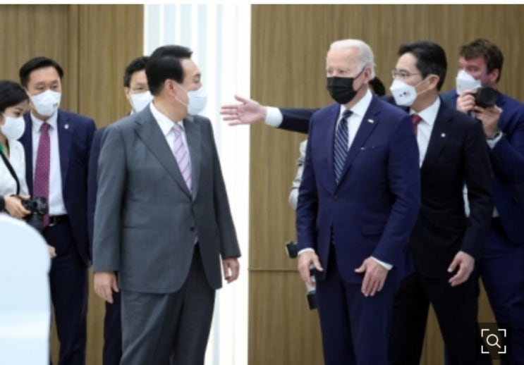 삼성반도체 평택 캠퍼스로 날아온 바이든, 尹이 영접…韓美 ‘기술동맹’ 역사적 만남 삼성반도체 평택 캠퍼스로 날아온 바이든, 尹이 영접…韓美 ‘기술동맹’ 역사적 만남