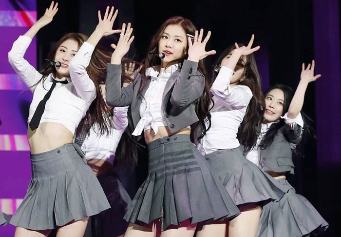 르세라핌 김가람, 학교 폭력 논란 심적 회복 위해 당분간 활동 중단...당분간 5인 체제 운영 르세라핌 김가람, 학교 폭력 논란 심적 회복 위해 당분간 활동 중단...당분간 5인 체제 운영