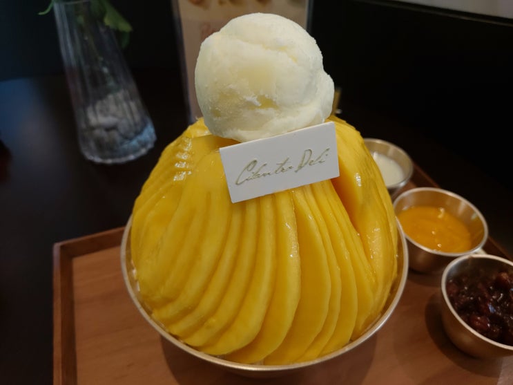 [밀레니엄 힐튼 서울 (Millennium Hilton Seoul) : 실란트로 델리 (Cilantro Deli)] 망고 빙수 (feat. 남산공원, 크리스마스 트리, 힐튼 열차)