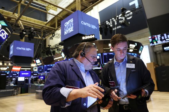 뉴욕증시, S&P500 약세장 면해... 다우, 99년만에 최장 하락 뉴욕증시, S&P500 약세장 면해... 다우, 99년만에 최장 하락
