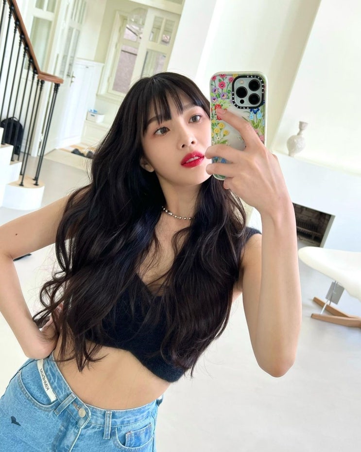 '크러쉬' 레드벨벳 조이, 민소매 상의 입고 매끈한 겨드랑이 자신감을 드러내 눈길 '크러쉬' 레드벨벳 조이, 민소매 상의 입고 매끈한 겨드랑이 자신감을 드러내 눈길