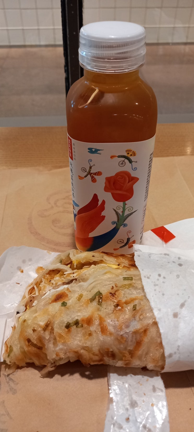  대만 리앙 크리스피롤  김치삼겹세트 먹어본소감 장미홍차맛있음!