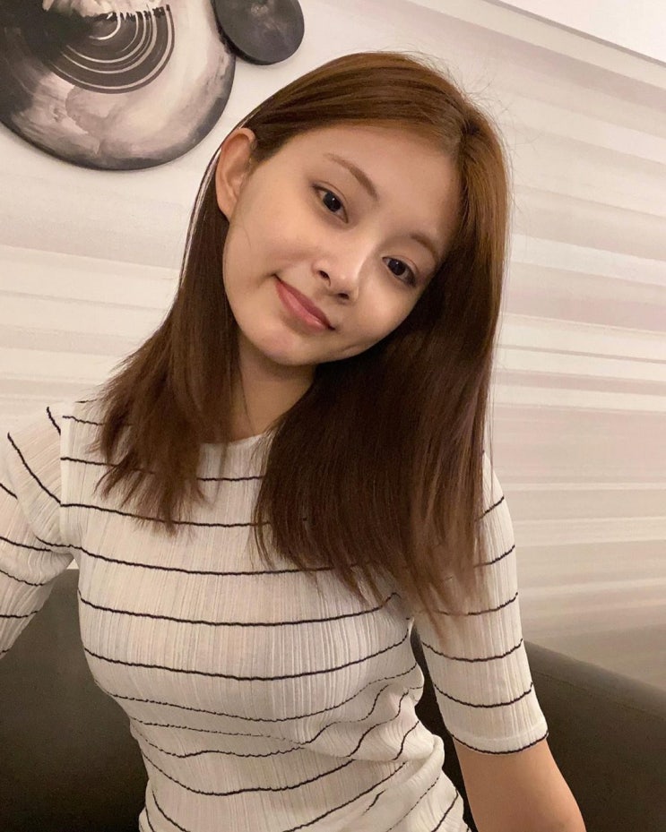 트와이스 쯔위, 한줌 허리가 돋보일 만큼 말랐어도 은근한 볼륨감으로 반전 매력 트와이스 쯔위, 한줌 허리가 돋보일 만큼 말랐어도 은근한 볼륨감으로 반전 매력