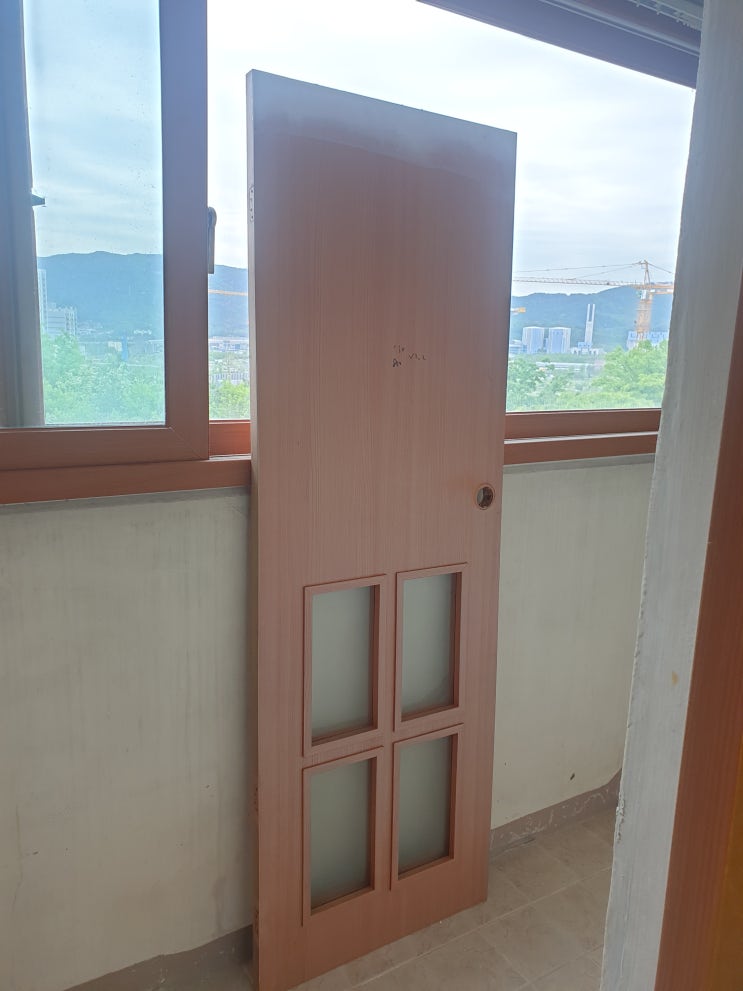  양주 옥정동 세창리베하우스아파트 인테리어필름 시공시 방문을 꺼꾸로 세워두는 이유
