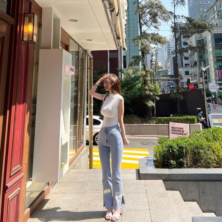 웹툰 작가 야옹이, 흰색 반팔티와 청바지 조합으로 몸매 드러나는 패션에도 완벽 소화 웹툰 작가 야옹이, 흰색 반팔티와 청바지 조합으로 몸매 드러나는 패션에도 완벽 소화