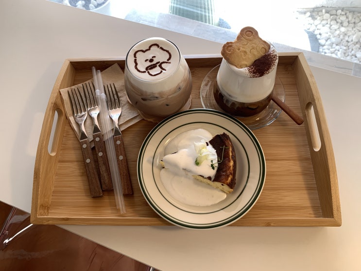 부산 기장 연화리 카페 곰마 gooma 감성가득한 공간이 예뻐서 오래 머물고 싶어지는 곳 (+초코크림라떼, 곰돌이아인슈페너, 바스크 치즈케이크) 부산 기장 연화리 카페 곰마 gooma 감성가득한 공간이 예뻐서 오래 머물고 싶어지는 곳 (+초코크림라떼, 곰돌이아인슈페너, 바스크 치즈케이크)