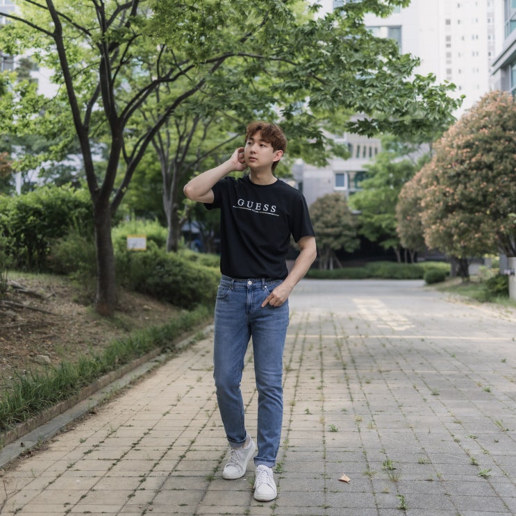 게스(GUESS) 쿨 핏 여름 청바지와 남자 반팔 티셔츠, 데님 러버를 위한 패션 아이템 추천