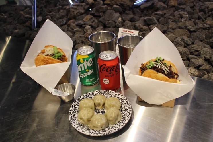 홍대 핫플 유튜버 협업 메뉴가 있는 아웃나우 홍대 이색 맛집