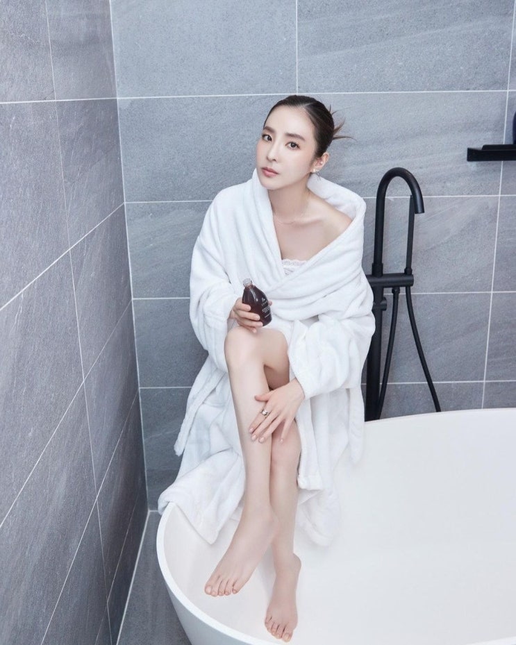 투애니원 출신 산다라박, 샤워가운을 입고 욕조에 걸터앉아 다리를 꼬는 요염한 포즈 투애니원 출신 산다라박, 샤워가운을 입고 욕조에 걸터앉아 다리를 꼬는 요염한 포즈
