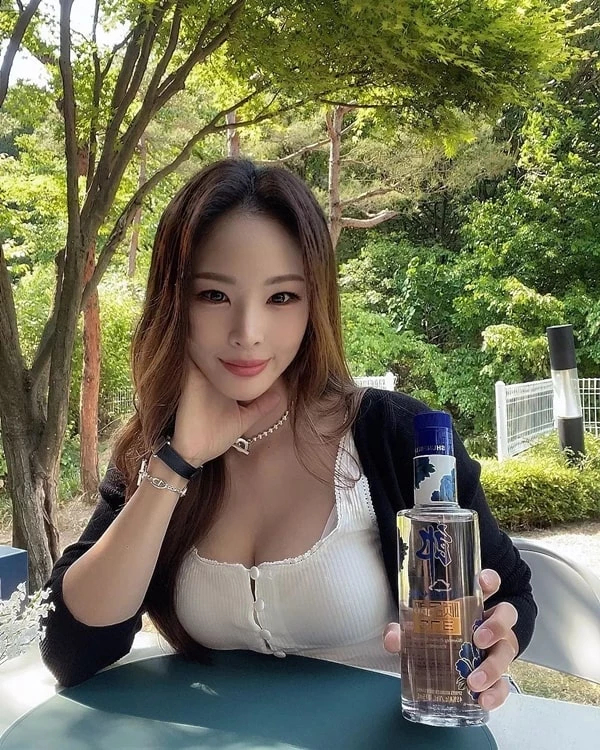 전 리듬체조 국가대표 신수지, 끈 민소매와 반바지 레깅스 입고 햄버거 가게 앞에서 전 리듬체조 국가대표 신수지, 끈 민소매와 반바지 레깅스 입고 햄버거 가게 앞에서
