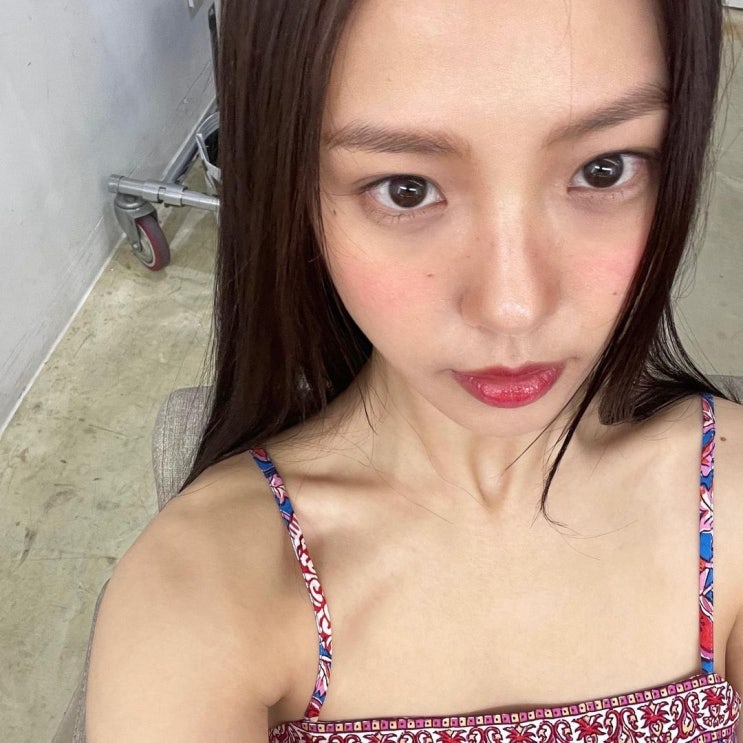 '그레이 열애설' 배우 고민시, 화려한 패턴의 끈 나시를 입은 과감한 매력...사랑의 힘일까? '그레이 열애설' 배우 고민시, 화려한 패턴의 끈 나시를 입은 과감한 매력...사랑의 힘일까?