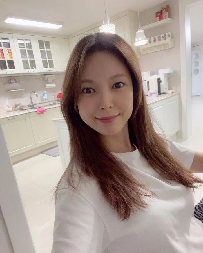 6세 연상 사업가와 결혼식 올렸던 거북이 금비, 갑자기 '임신' 소식 발표 6세 연상 사업가와 결혼식 올렸던 거북이 금비, 갑자기 '임신' 소식 발표