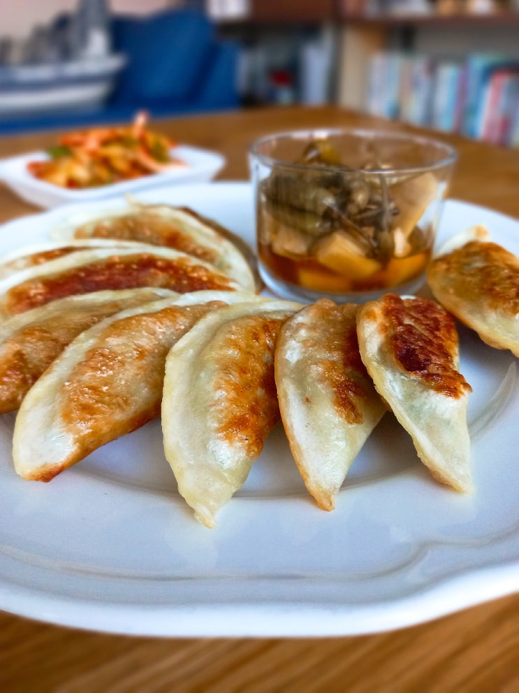  노브랜드 바삭 군만두 아보카도 오일로 구우니 너무 맛있어요. (나만의 바삭 군만두 굽기 방법) ft.오이무침, 삼성 오븐 전자레인지