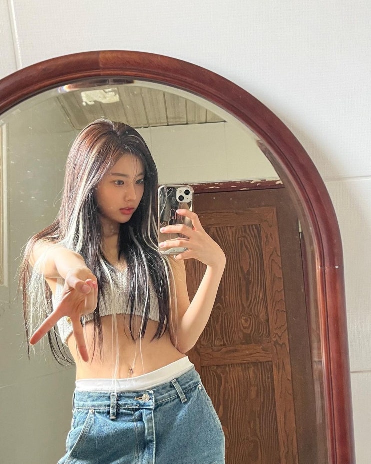 아이즈원 출신 강혜원, 브라톱을 연상케 하는 니트로 섹시미 발산...인형 같은 미모도 돋보여 아이즈원 출신 강혜원, 브라톱을 연상케 하는 니트로 섹시미 발산...인형 같은 미모도 돋보여