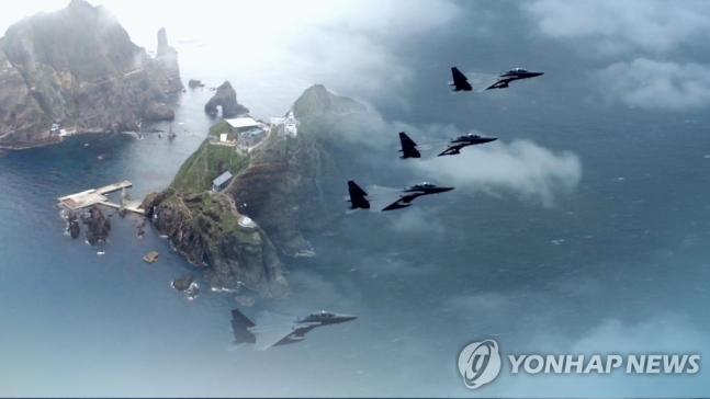 중·러 군용기 무더기 카디즈 침범…"독도 인근 진입후 이탈" 중·러 군용기 무더기 카디즈 침범…"독도 인근 진입후 이탈"