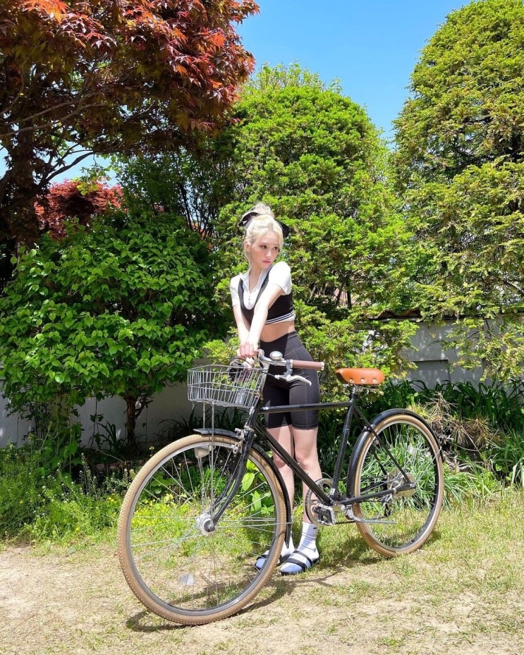전소미, 늘씬한 몸매가 드러나는 톱과 레깅스 차림을 한 채 군살 하나 없이 슬림한 보디라인 전소미, 늘씬한 몸매가 드러나는 톱과 레깅스 차림을 한 채 군살 하나 없이 슬림한 보디라인