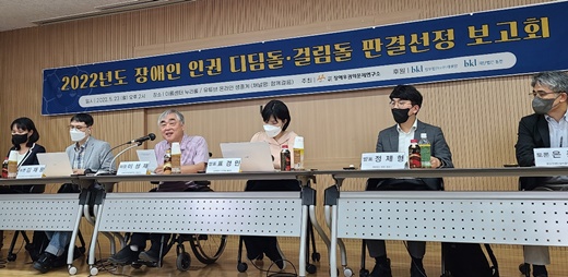 장애인 활보 투쟁 ‘웃고’ 산재 불인정 ‘울다’ 장애인 활보 투쟁 ‘웃고’ 산재 불인정 ‘울다’