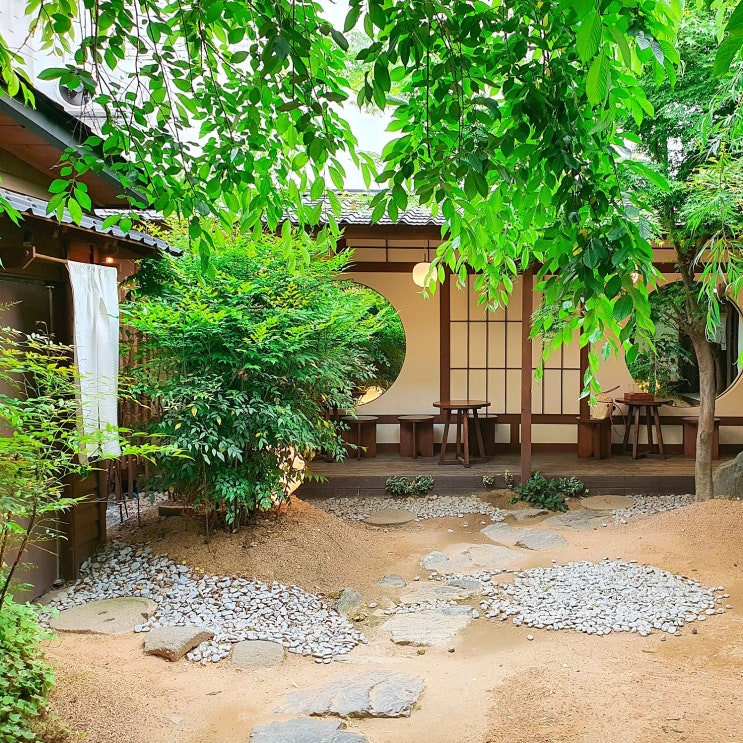 군산 감성 카페; 틈 (TEUM) 군산 감성 카페; 틈 (TEUM)