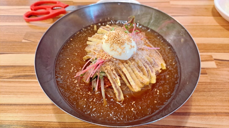 육전 고명이 특이한 부산 해운대 고메밀면은 맛있지만, 전통적인 밀면은 아니라서 아쉽네 육전 고명이 특이한 부산 해운대 고메밀면은 맛있지만, 전통적인 밀면은 아니라서 아쉽네