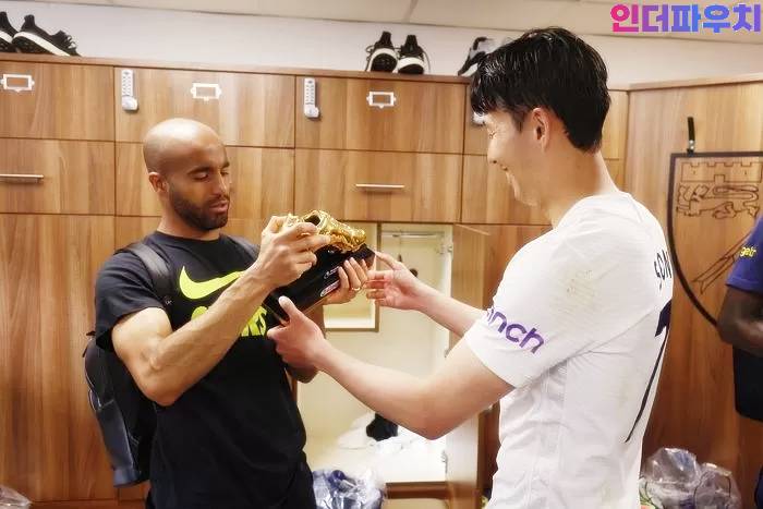  어시스트 해준 모우라에게 '득점왕 골든부츠'보여주며 고마워하는 손흥민