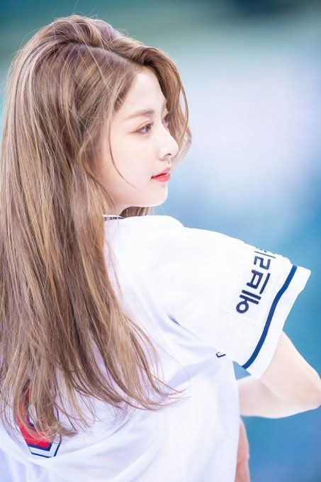 Huh Yunjin Photo Collection: LE SSERAFIM, Past Photos, Selfies, Wallpapers, Casual Outfits, Instagram