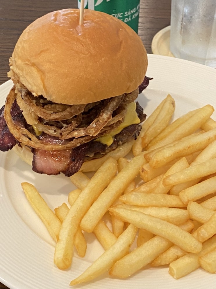  호치민 푸미흥 수제버거 맛집 • Burger Joint Saigon