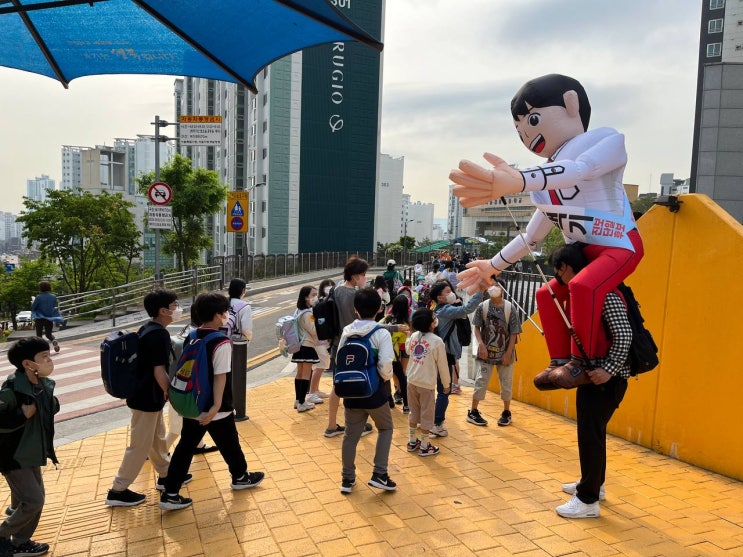  [6.1지방선거] 이색 선거운동 눈길 (에어아바타, 홀로그램, 비뚤어진 현수막)