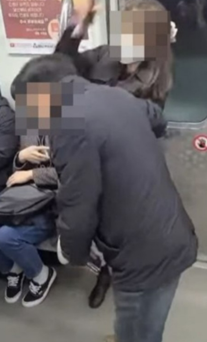 9호선 <b>지하철</b> 폭행녀 20女 2년 구형 <b>지하철</b> <b>휴대폰</b> 폭행
