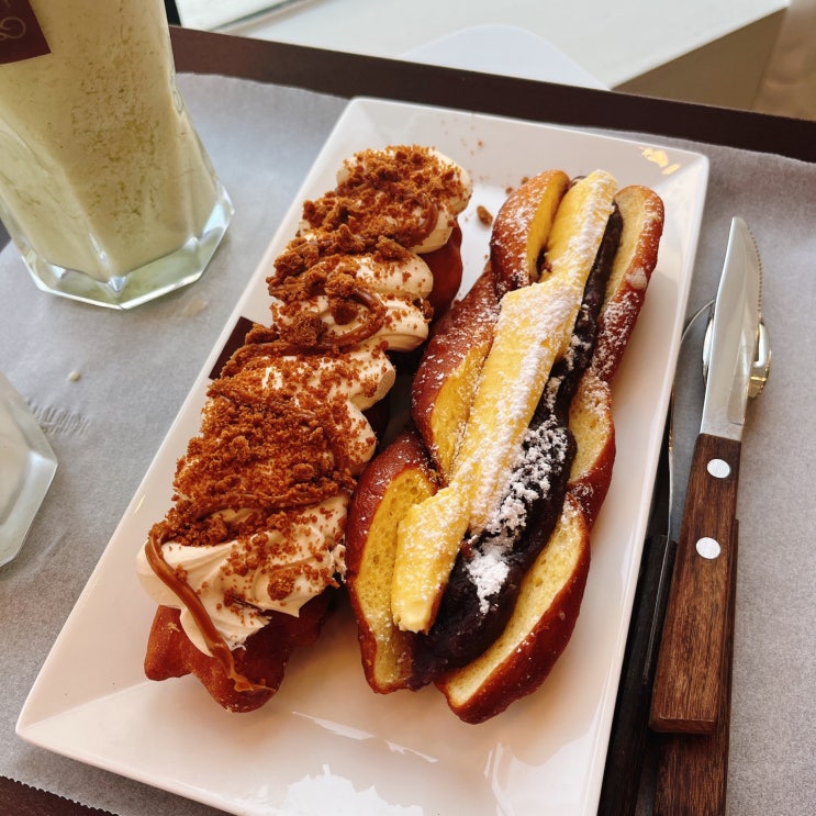  [미남 카페] 꽈배기가 맛있고 종류가 다양한 미남역 신상 카페 '20cm' (샹들리에 너무 이뻐요!)