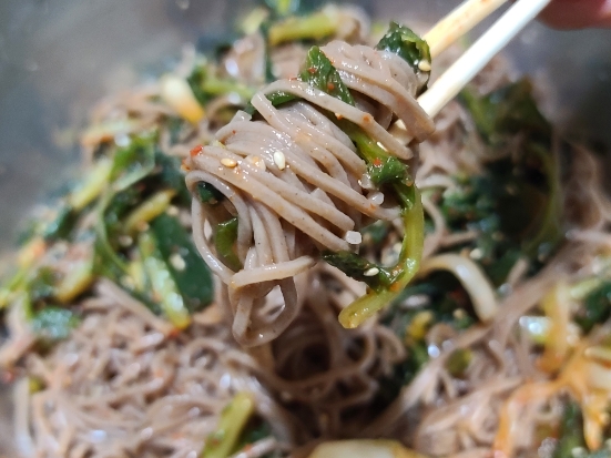  오늘의 저녁은 초간단 메밀 열무 김치 비빔국수