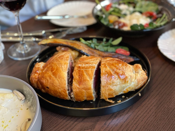  이태원 와인바 디어앨리스 내돈내산 후기 (비프웰링턴, 라비올리)