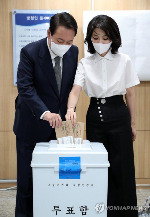 <b>투표</b>. 전 대통령 부인 예방 ②이재명 정치 운명 <b>사전</b><b>투표율</b> 30... 