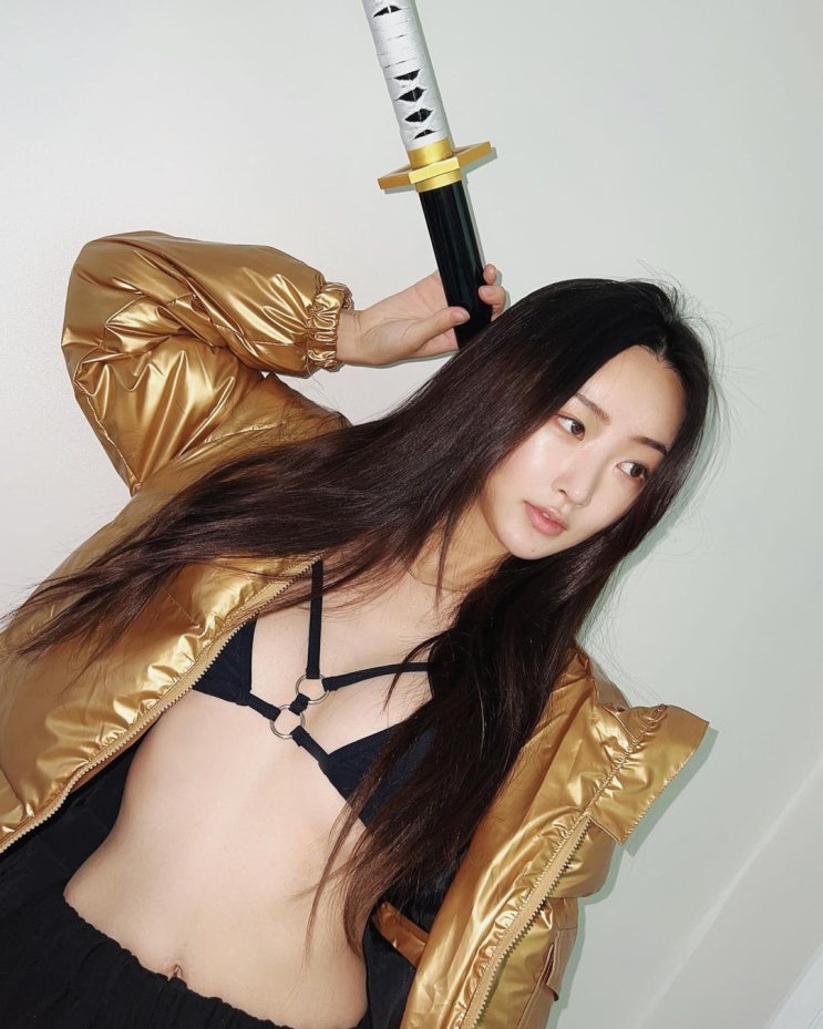 달샤벳 수빈, 과감한 노출로 섹시미 과시하는 파격적인 코스튬 패션으로 이목 끌어 달샤벳 수빈, 과감한 노출로 섹시미 과시하는 파격적인 코스튬 패션으로 이목 끌어